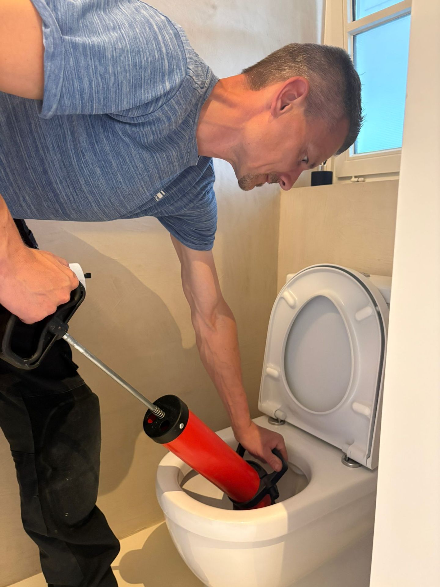 Ontstopping toilet met pomp