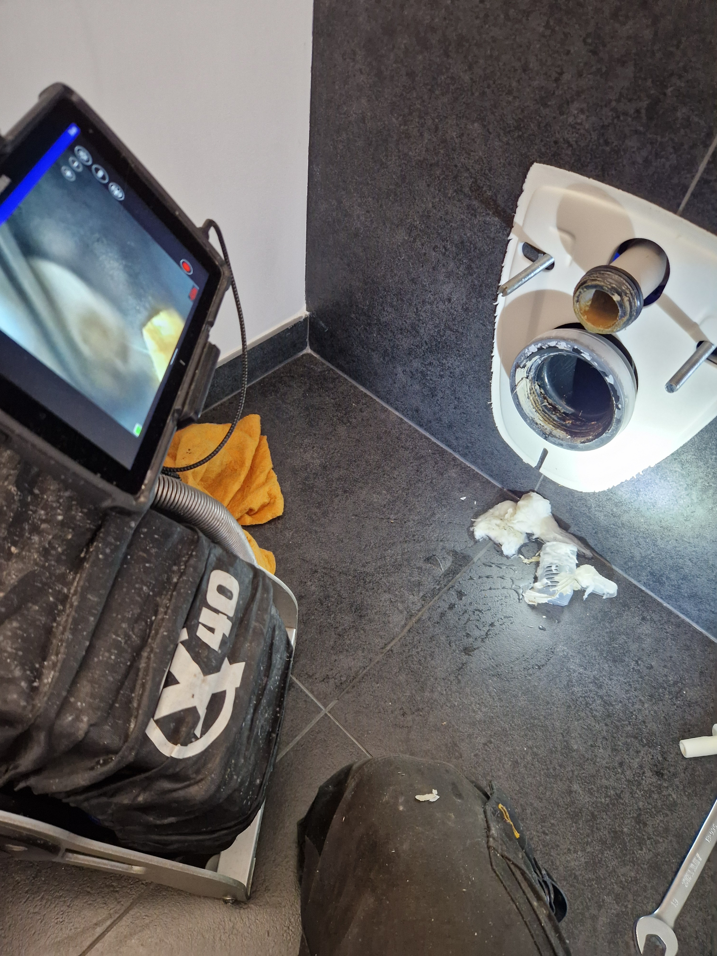 Geurblokje uit afvoer toilet met camera