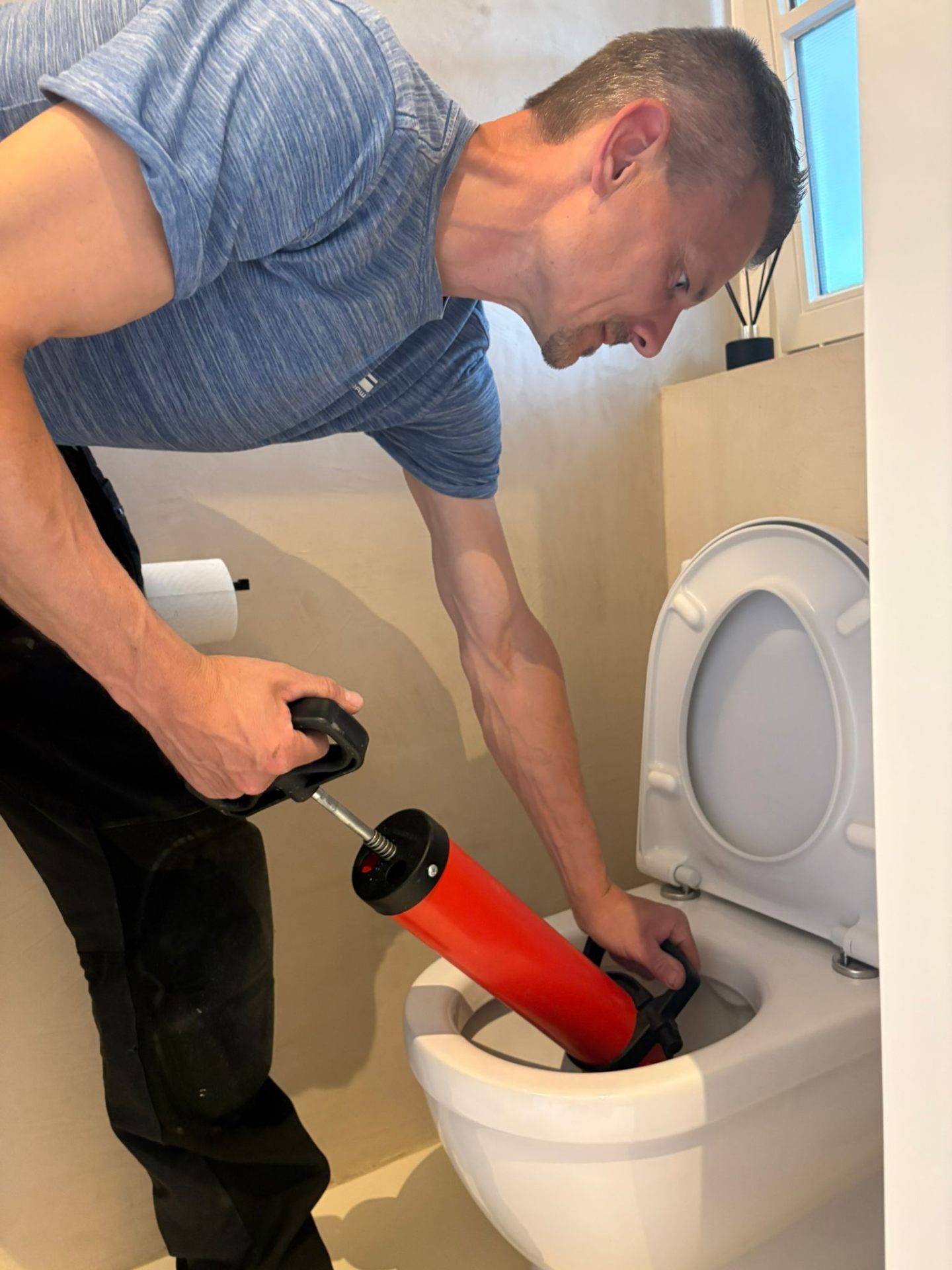 Ontstopping toilet met pomp