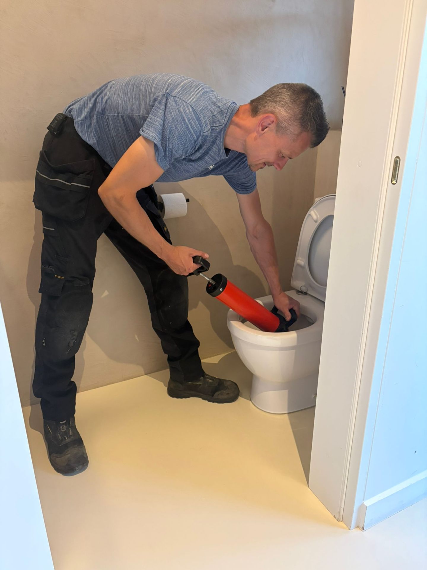 Ontstopping toilet met pomp