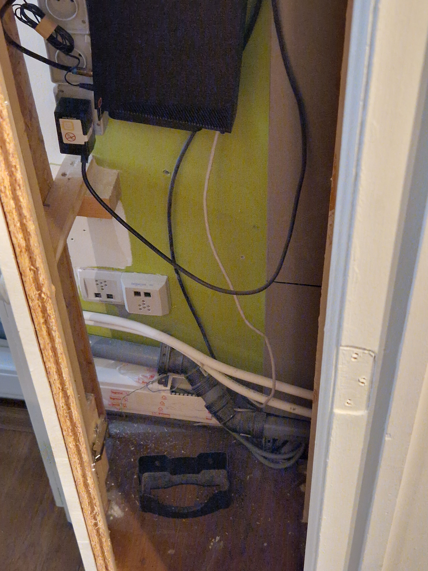 Afvoer in chape doorboort elektriciteitskabels