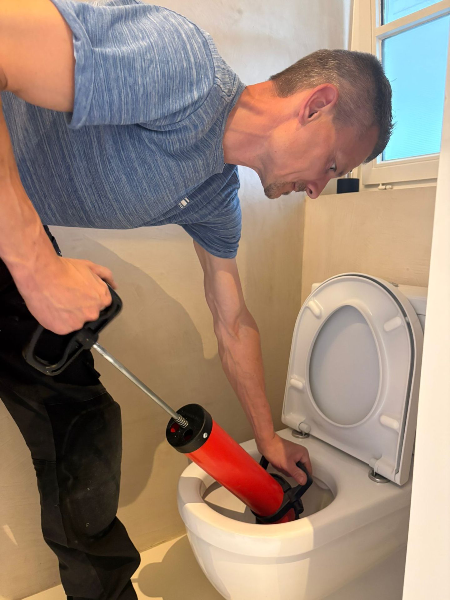 Ontstopping toilet met pomp